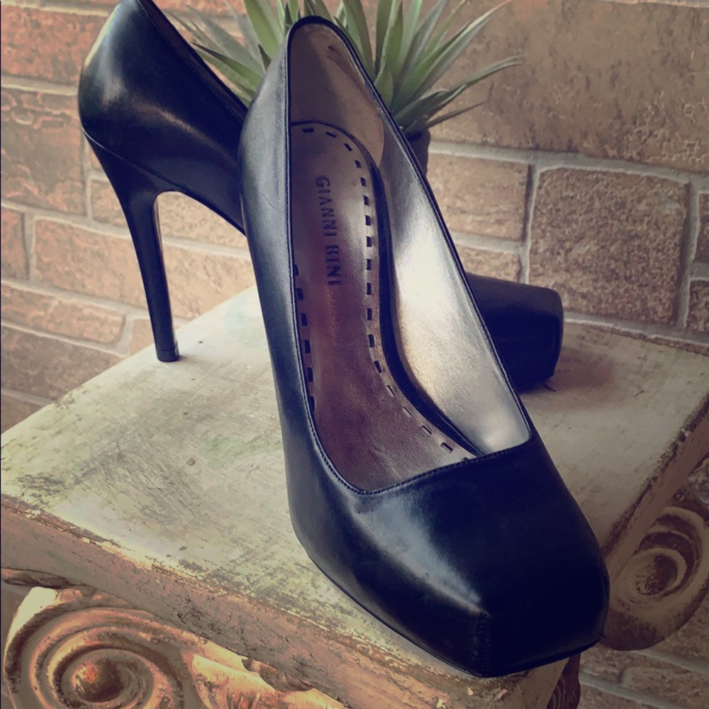 Black Gianni Bini platform heel